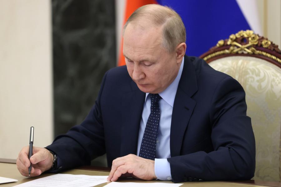 Фото: пресс-служба Кремля | Указ подписан: Путин освободил от должности крупного начальника в Приморье