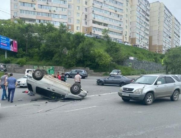 Фото: Соцсети | «Перевернулся на крышу». Авария произошла на одной из дорог Владивостока