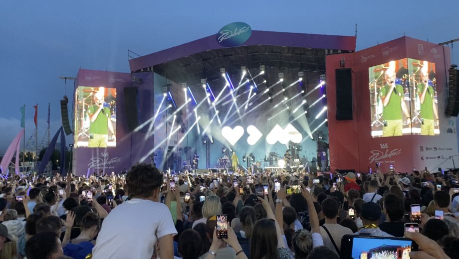 «Вперед, Россия» всей площадью: как прошёл юбилей Владивостока