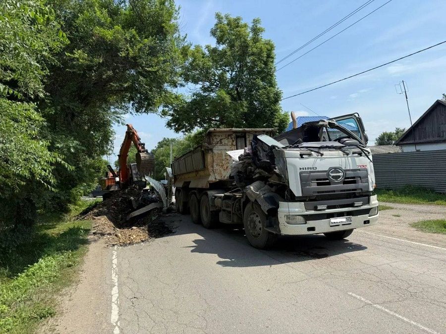 Экскаватор снес кабину большегруза в Приморье