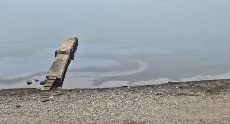 «Не пора ли объявлять ЧС?". Жители Славянки бьют тревогу из-за нефтепродуктов в заливе