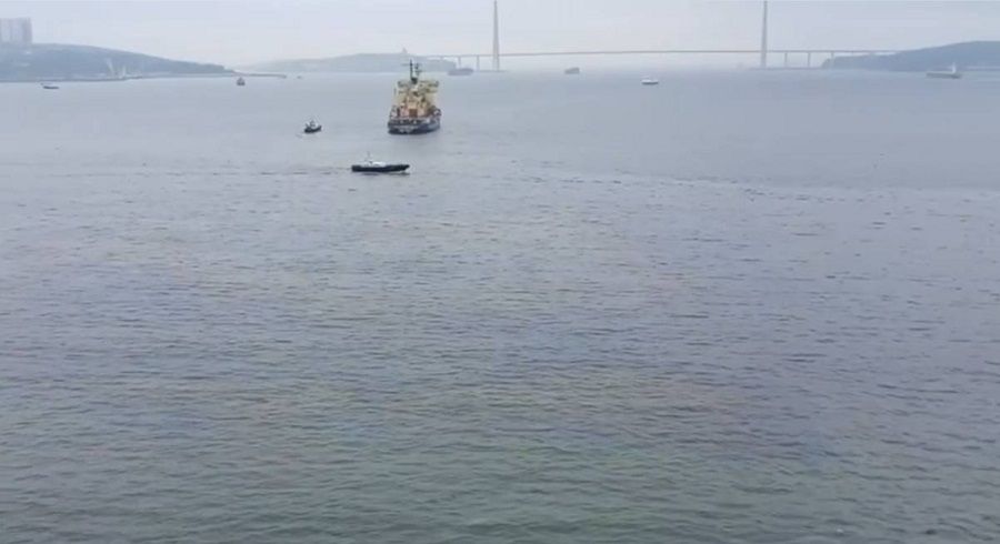 Воды у Токарёвского маяка во Владивостоке покрылись радужной плёнкой