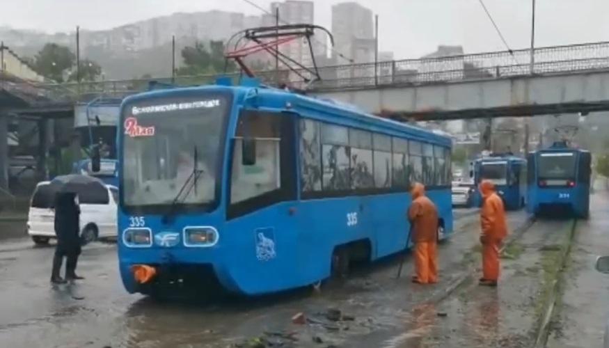 Фото: Соцсети | Во Владивостоке из-за дождя с рельсов сошел трамвай