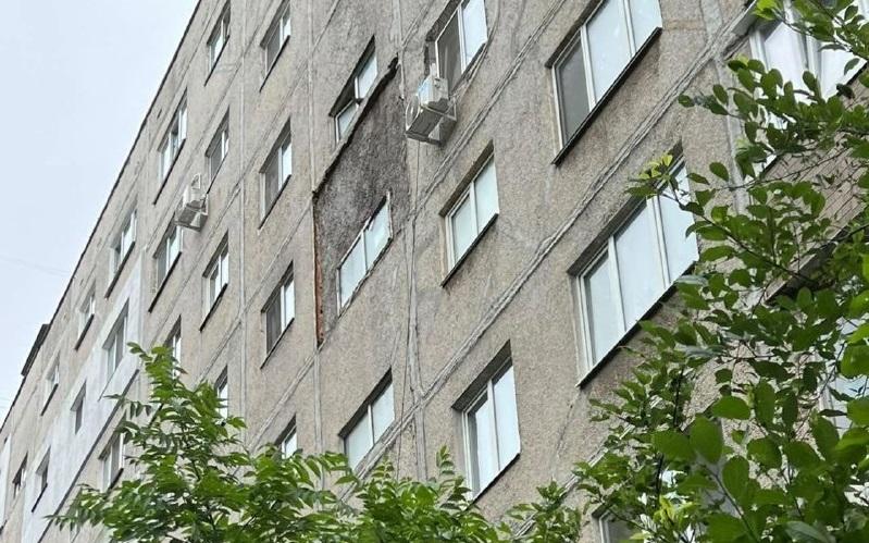 Фото: dpskontrol_125rus | «Лишь бы люди не пострадали». Во Владивостоке на одном из жилых домов рухнул кусок стены