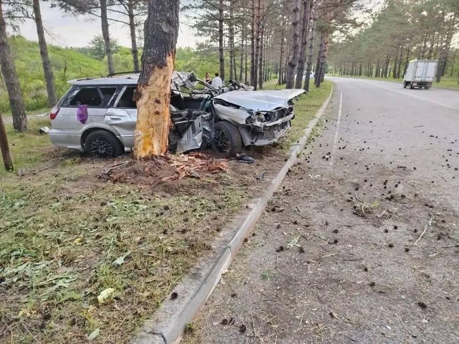 Тяжёлое ДТП в Приморье: четверо молодых людей разбились на «мамином авто»