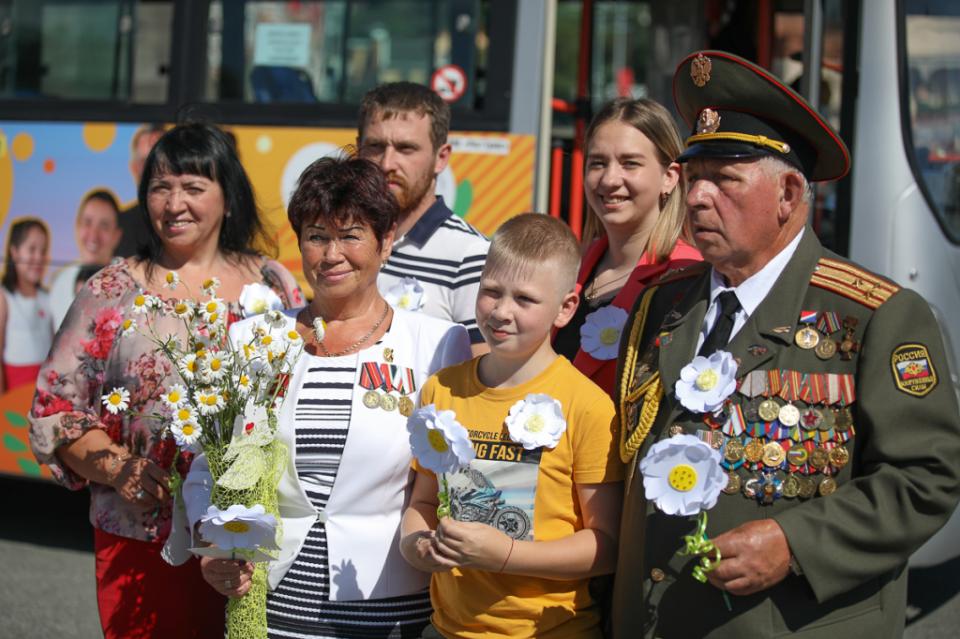 Фото: Игорь Новиков/primorsky.ru | Во Владивостоке в День семьи, любви и верности запустили яркий, красочный автобус