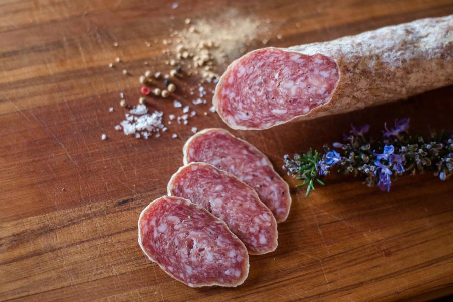 Можно смело брать – там чистое мясо: Росконтроль назвал лучшие марки колбасы