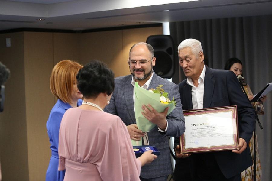 Всем по «Полевой ромашке». 16 семей наградили во Владивостоке за любовь