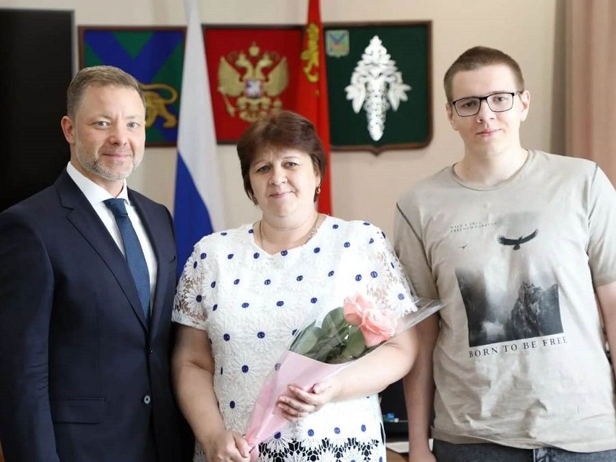 Спикер приморского регионального парламента поздравил «двухсотбалльника» из чугуевской школы