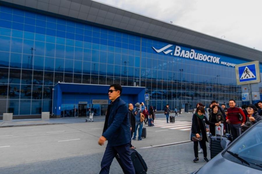 Ситуация на парковке аэропорта Владивостока возмутила соцсети