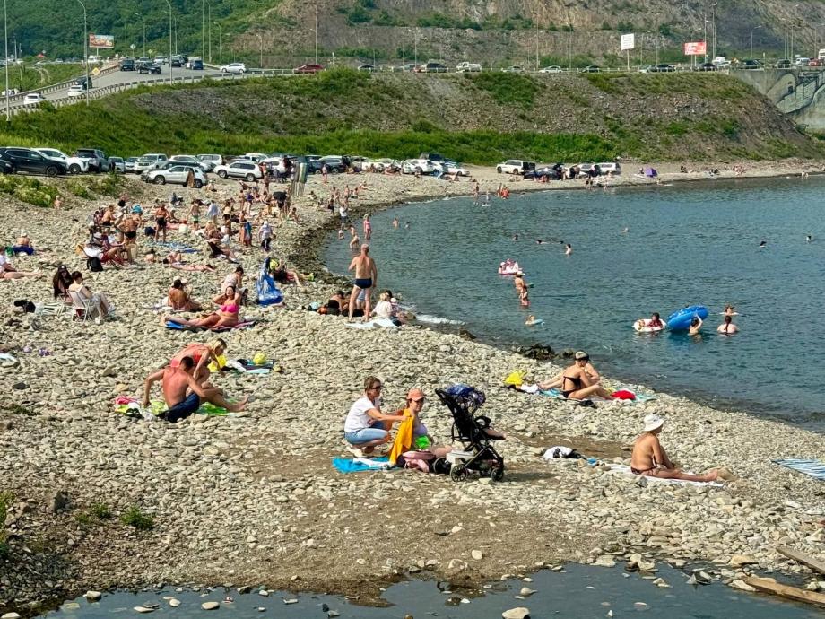 Мусор, опасные трюки и машины: что творится на популярном пляже Владивостока?