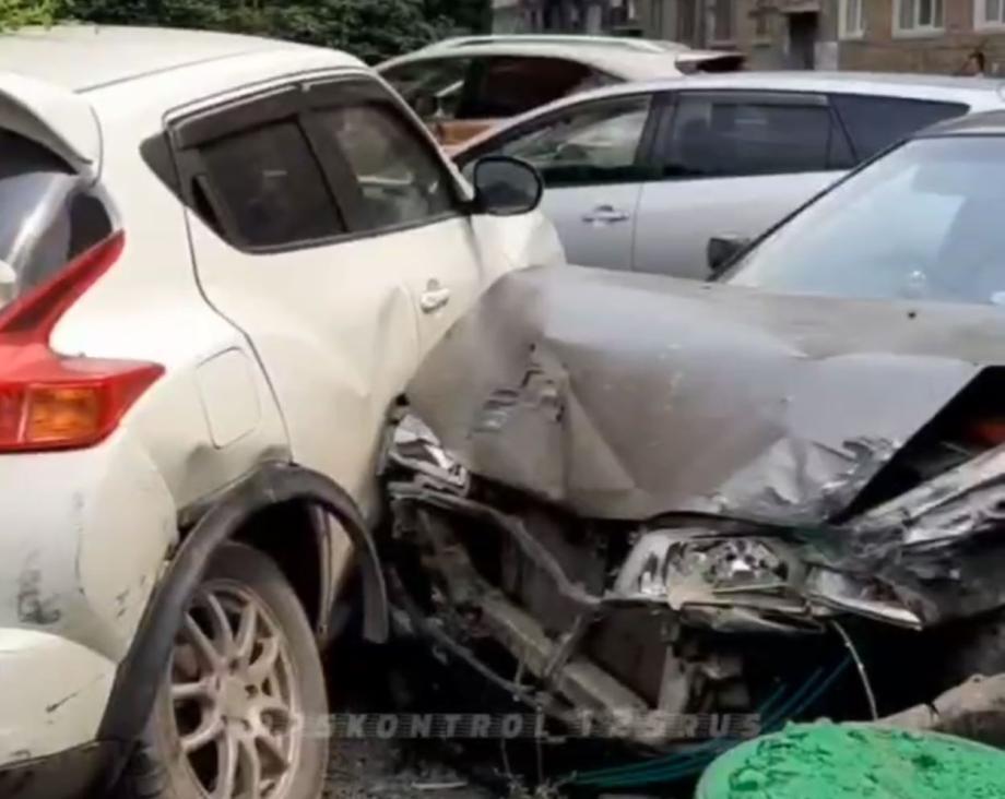 Во Владивостоке водитель устроил пьяный дрифт во дворе и «размотал» пять машин