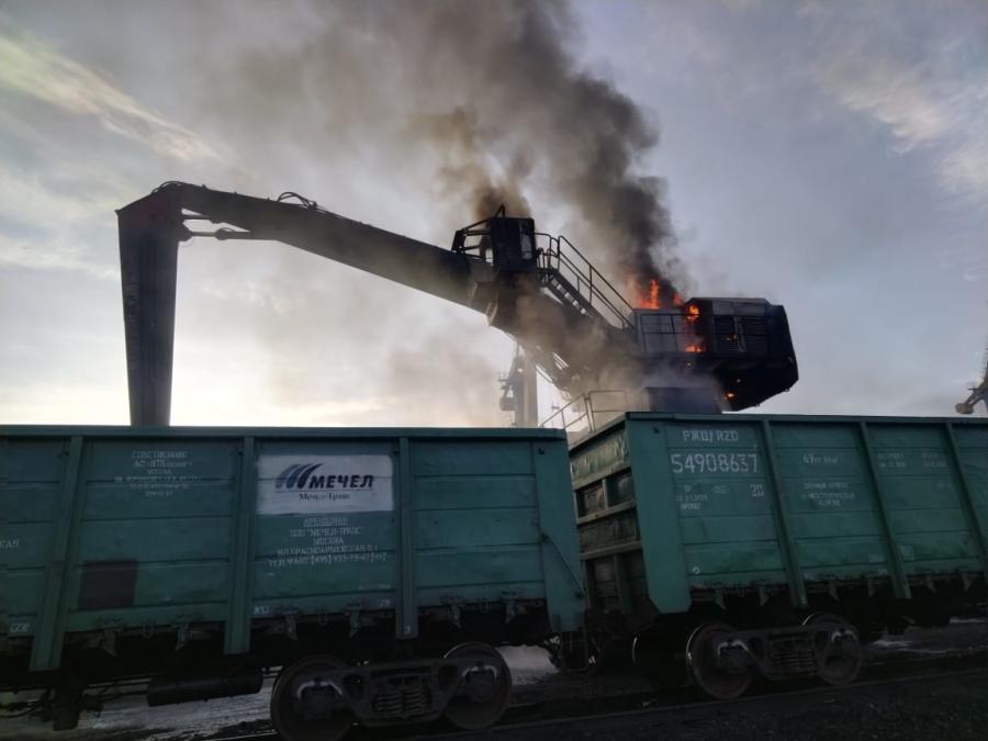 Фото: 27.mchs.gov.ru | В Хабаровском крае ликвидировали возгорание погрузчика в порту