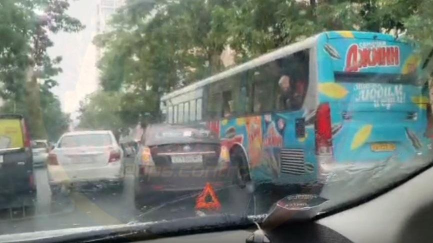 Фото: Скриншот видео | ДТП с участием автобуса произошло во Владивостоке