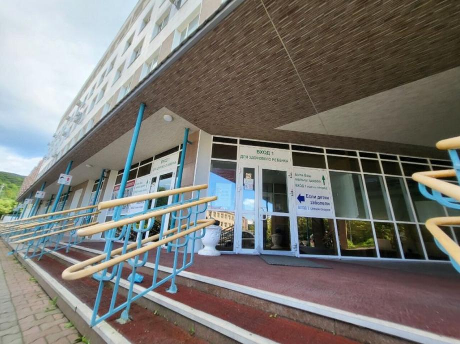 Цветы и слова благодарности врачам. Владивостокская детская поликлиника № 3 отметила 40-летний юбилей