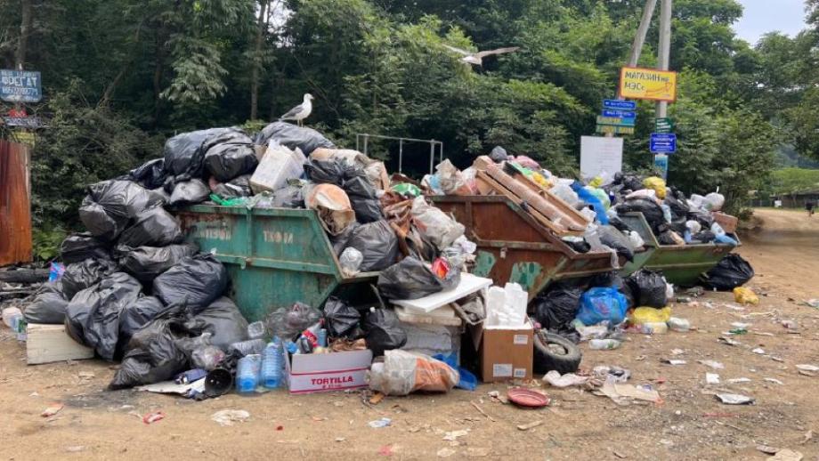 В Приморье популярное курортное место отдыха утопает в мусоре