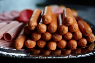 Можно смело брать – там чистое мясо: Росконтроль назвал лучшие марки сосисок