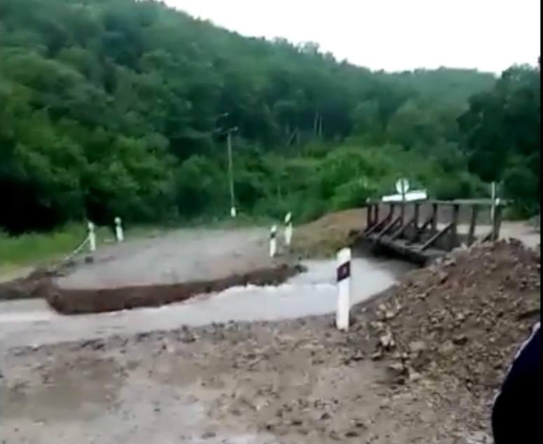 Фото: Соцсети | В Приморье из-за дождя размыло мост