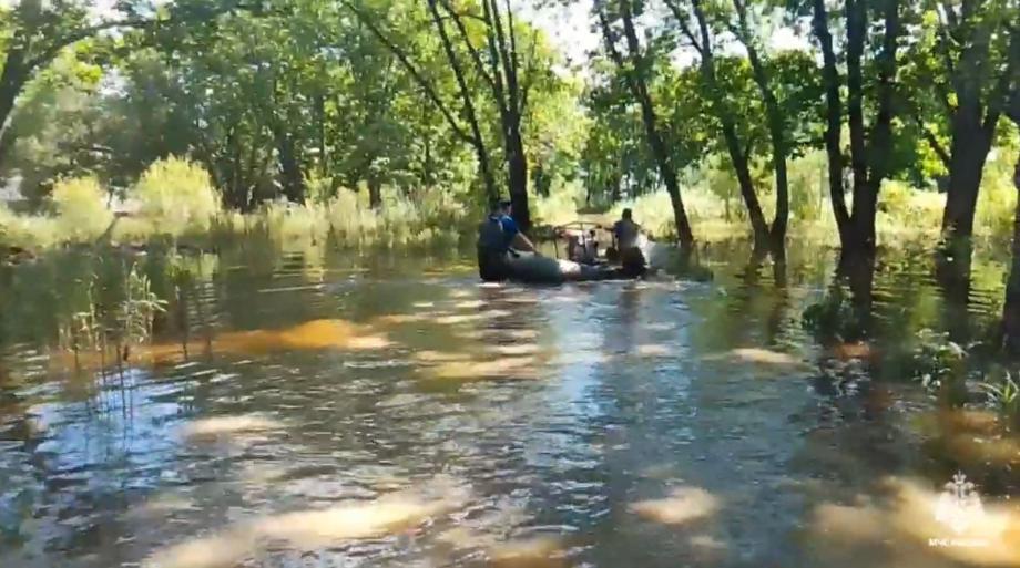 Спасатели продолжают бороться со стихией в Приморье