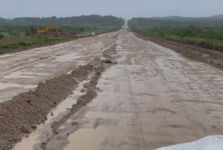 Фото: соцсети | Дороги стали реками, 47 переливов:  последствия циклона в Приморье
