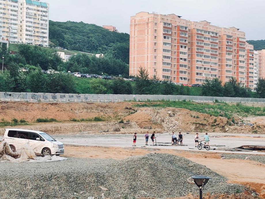 Школы и спорткомплекса не будет: что творится в крупнейшем микрорайоне Владивостока