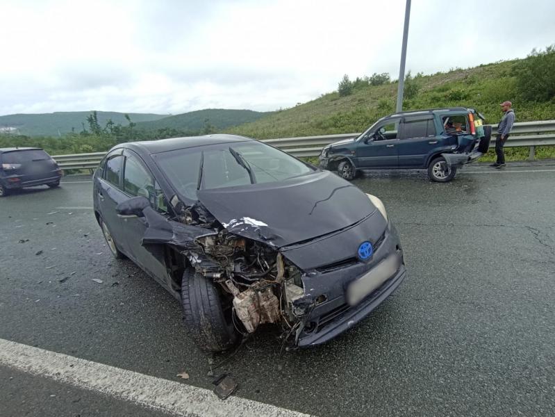 Фото: 25.мвд.рф | Любитель погонять на Toyota Prius устроил ДТП на объездной во Владивостоке