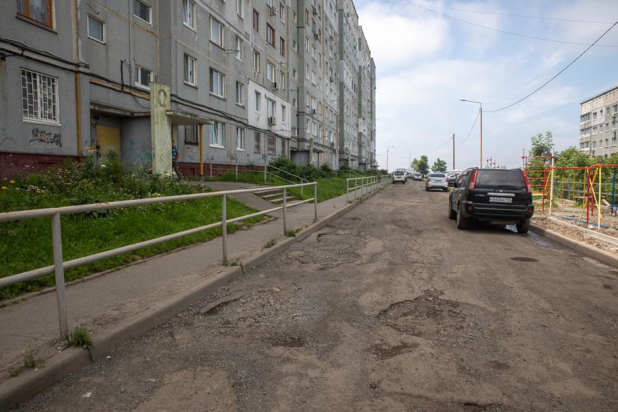 Фото: Анастасия Котлярова / vlc.ru | Ремонт, который ждали: новая придомовая дорога появится на Ладыгина, 2
