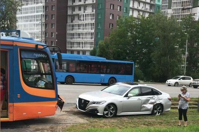 Фото: соцсети | Авто без номеров: в Хабаровском крае произошло ДТП на трамвайных путях
