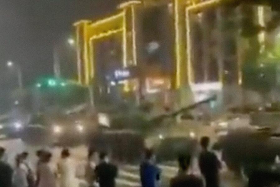 Фото: WallStreetSilv/Twitter | На улицах Китая замечены танки