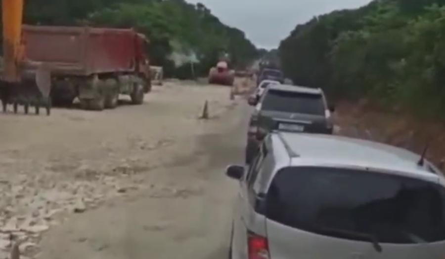 Фото: соц.сети | «Стоим по два часа». Подробности о ремонте дороги в Фокино появились в социальных сетях