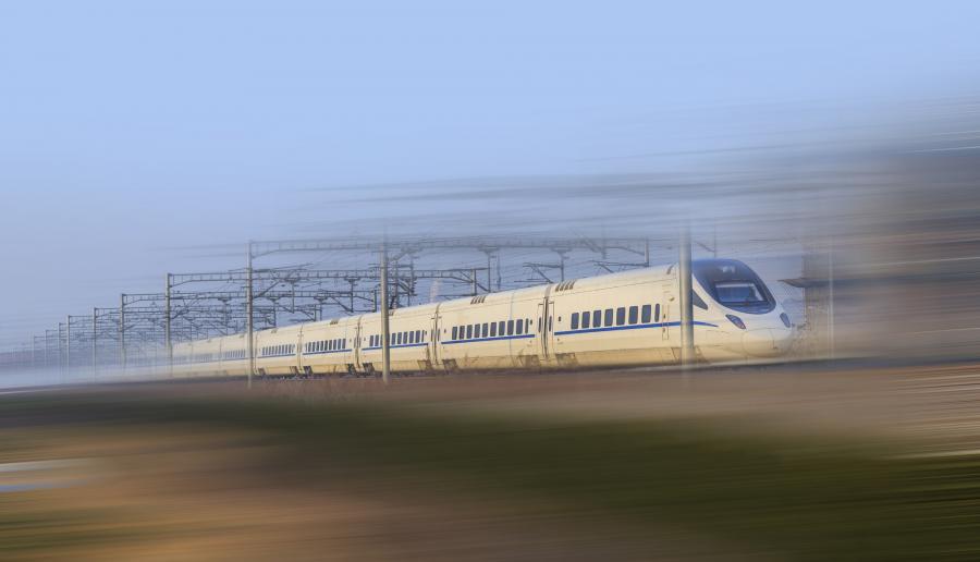 Фото: freepik.com | Поезд, развивающий скорость до 600 км/ч, сошел с конвейера в Китае