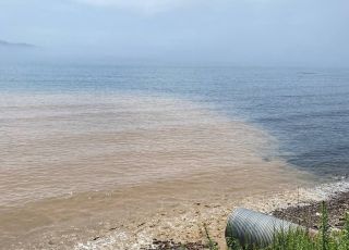 Экологическое бедствие во Владивостоке: бесхозная труба загрязняет воды Патрокла