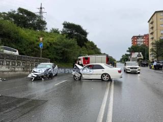 Машины в хлам: три человека попали в больницу после ДТП во Владивостоке