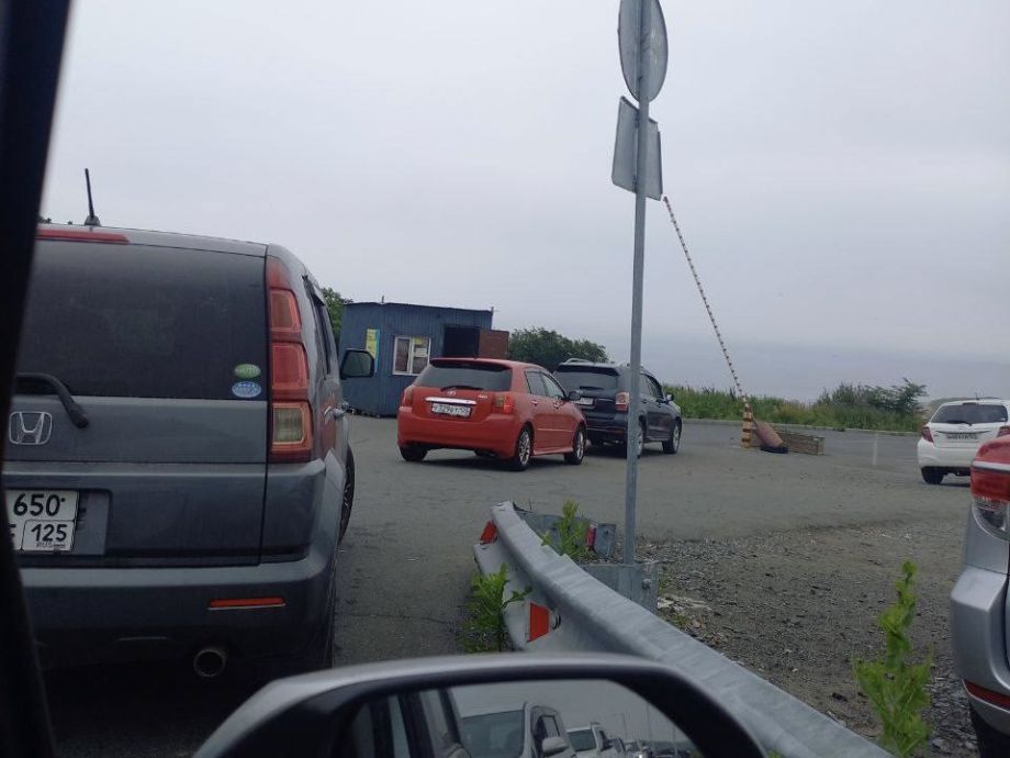 Многодетные семьи не пускают на парковку популярного пляжа во Владивостоке