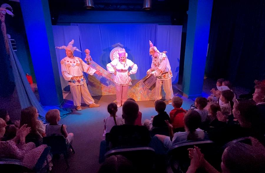 Юные приморцы посмотрели «Сказку о рыбаке и рыбке» в краевом театре кукол