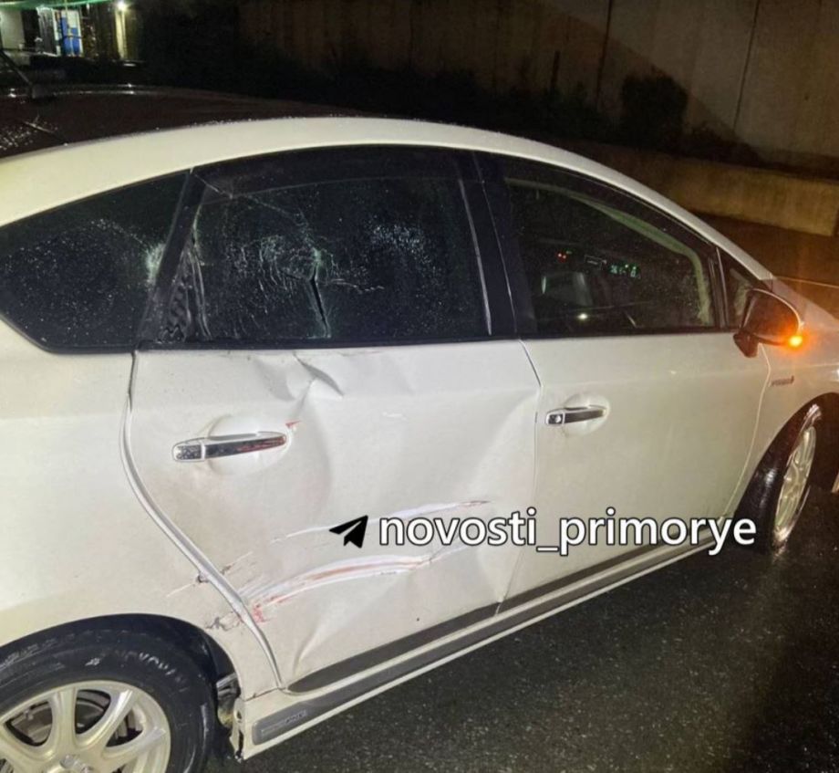 Во Владивостоке таксист-экстремал на Toyota Prius попал под грузовой поезд