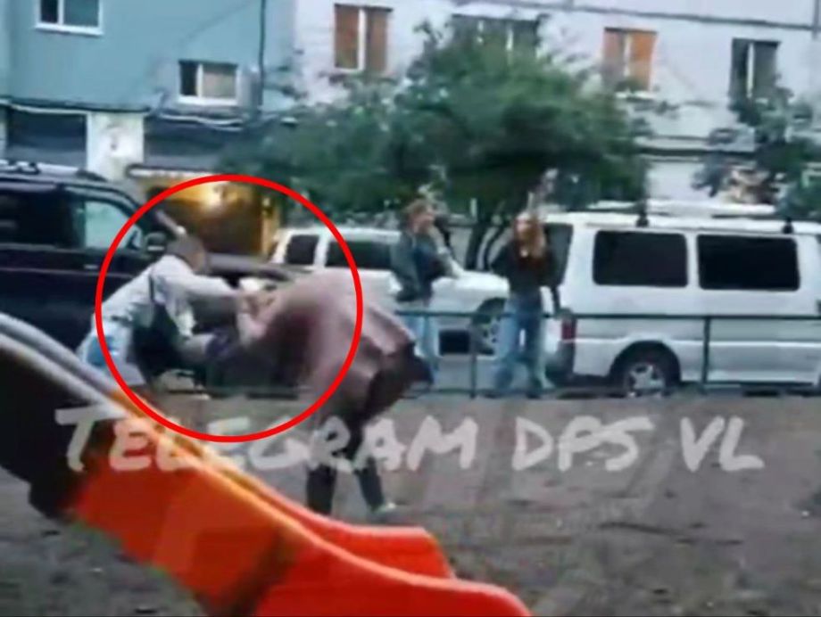 Пьяная женщина на детской площадке во Владивостоке накинулась на подростков
