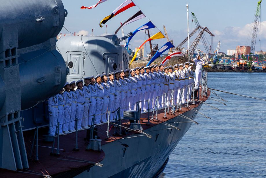 Флаги, моряки и подводные лодки: во Владивостоке прошел День ВМФ