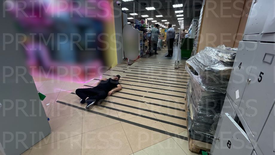 Зашел и упал. Мужчина найден на входе в один из супермаркетов Владивостока