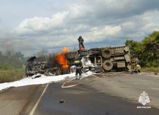 Пьяный на «встречке»: фура загорелась на федеральной трассе в Приморье