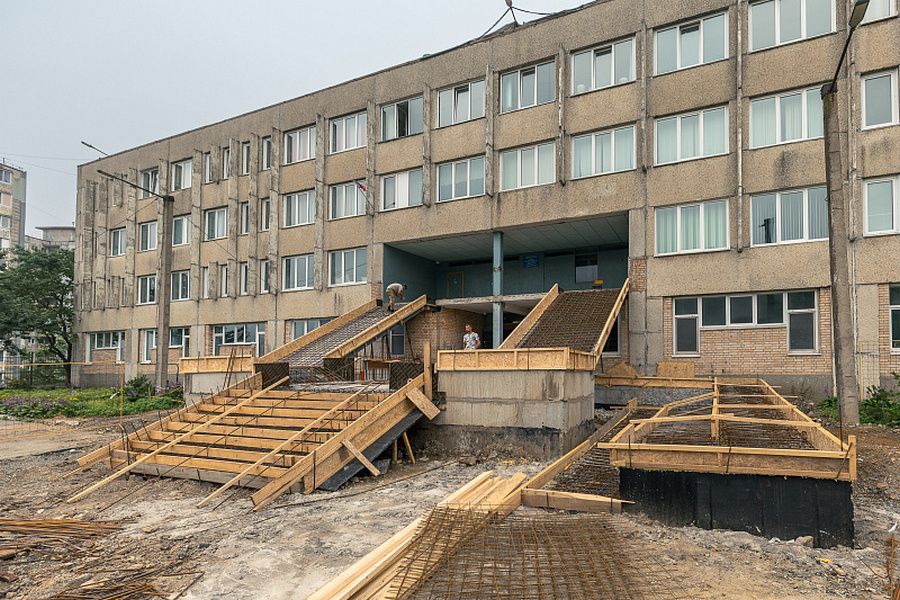 Спортзал, пищеблок и кровлю обновят в одной из школ Владивостока к 1 сентября