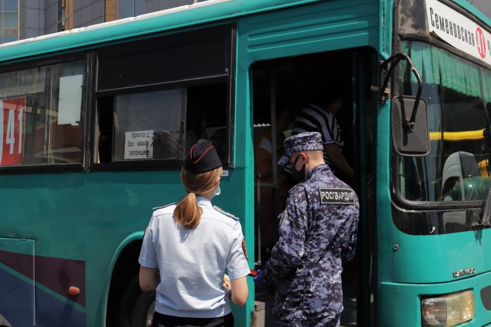 Рейд с проверкой соблюдения санитарно-эпидемиологических норм в общественном транспорте прошел на Семеновской