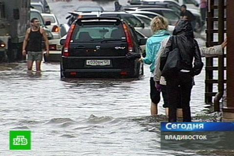 Фото: кадр телеканала НТВ | Названо точное время самого сильного ливня во Владивостоке 1 августа