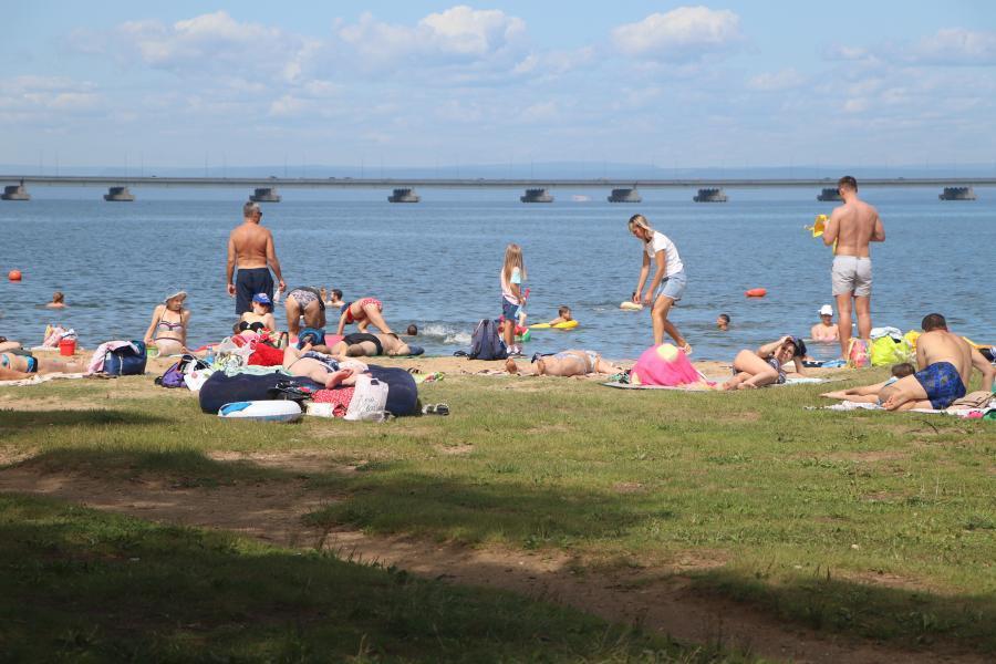 Фото: PRIMPRESS | «Лучше купайтесь на Шаморе»: туристов поразила вонь и фекалии на пляже во Владивостоке
