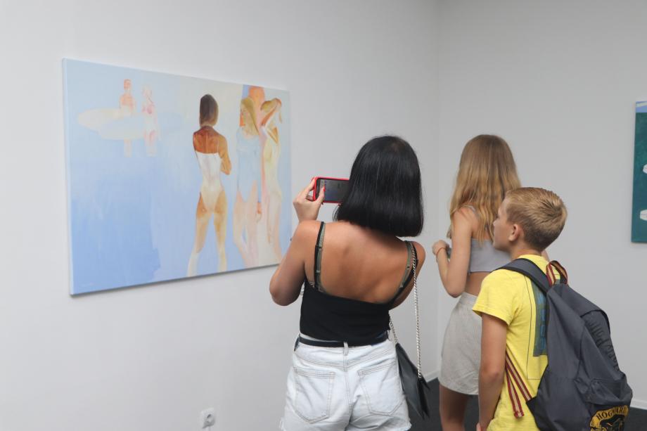 Фото: Екатерина Дымова / PRIMPRESS | Солнце, море, молодежь: выставка молодой художницы открылась в галерее «Арка»