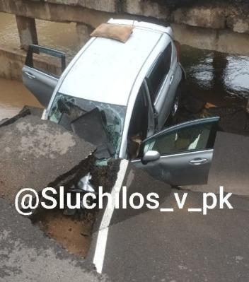 Фото: Telegram-канал sluchilos_v_pk | Автомобиль под завалами. В Приморье рухнул очередной мост