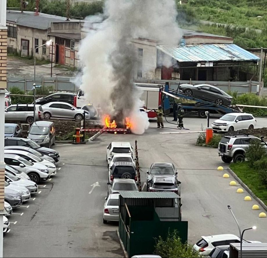 Во Владивостоке на глазах у очевидцев загорелся автомобиль