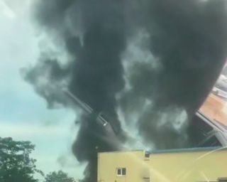 Столб дыма над Владивостоком: крупный пожар охватил склад