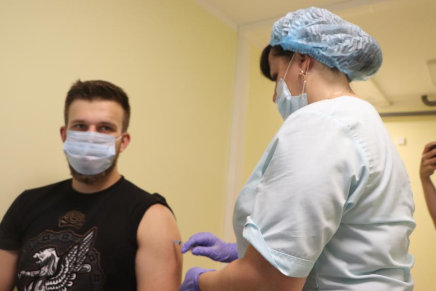 Во Владивостоке стартовала вакцинация «Спутником Лайт»