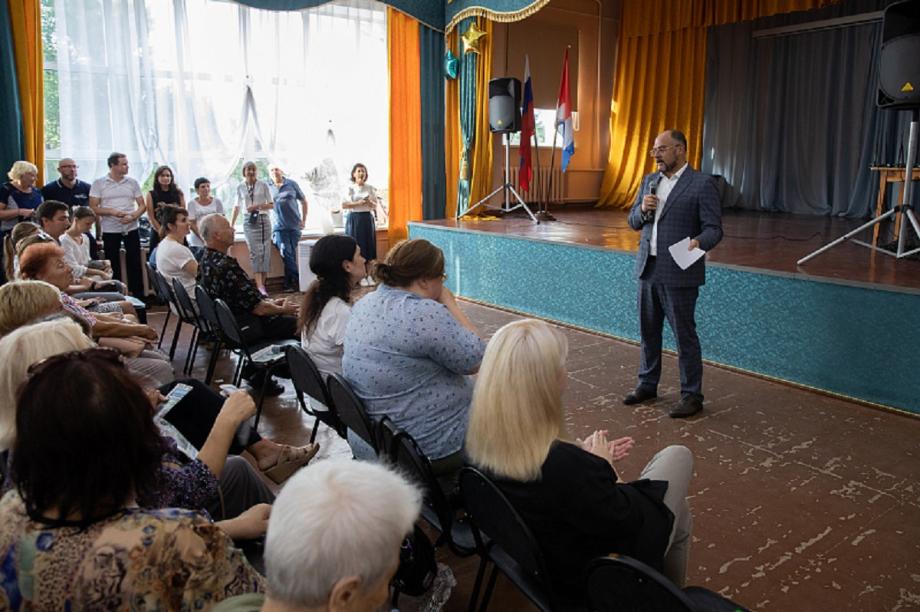 Фото: Анастасия Котлярова | На встрече с Шестаковым жители Владивостока получили ответы на свои вопросы